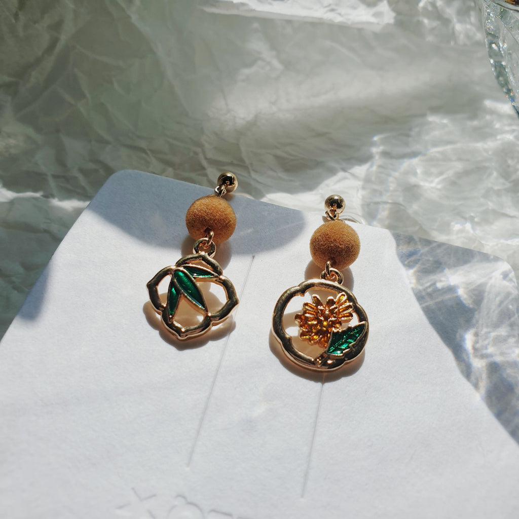 Luninana Clip-on Earrings -  Golden Flower with Leaves Earrings LL016